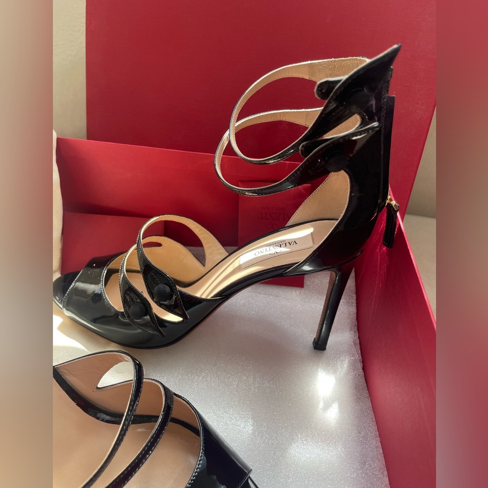 Valentino Garavani sandals. Great shape. Only used once. Size 38.